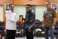 CENDRAMATA : Kepala BSKDN Kemendagri Yusharto Huntoyungo saat memberikan cinderamata kepada jajaran ASN di bawahnya yang memasuki masa purnatugas, Rabu (9/4).(IST)