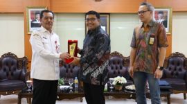 CENDRAMATA : Kepala BSKDN Kemendagri Yusharto Huntoyungo saat memberikan cinderamata kepada jajaran ASN di bawahnya yang memasuki masa purnatugas, Rabu (9/4).(IST)