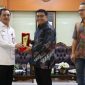 CENDRAMATA : Kepala BSKDN Kemendagri Yusharto Huntoyungo saat memberikan cinderamata kepada jajaran ASN di bawahnya yang memasuki masa purnatugas, Rabu (9/4).(IST)