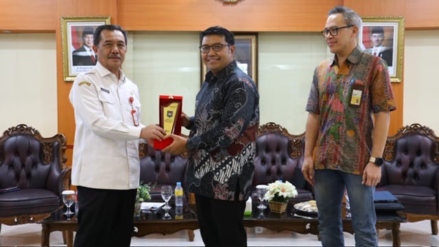 CENDRAMATA : Kepala BSKDN Kemendagri Yusharto Huntoyungo saat memberikan cinderamata kepada jajaran ASN di bawahnya yang memasuki masa purnatugas, Rabu (9/4).(IST)