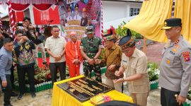 MERESMIKAN - Penandatanganan prasasti oleh Gubernur Kalteng dan Dirjen Bimas Hindu Kemenag RI I Nengah Duija.(IST)