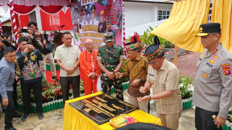 MERESMIKAN - Penandatanganan prasasti oleh Gubernur Kalteng dan Dirjen Bimas Hindu Kemenag RI I Nengah Duija.(IST)