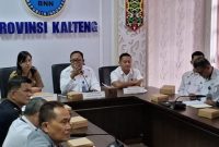 PIMPIN : Plt. Kepala BNN Provinsi Kalteng Ruslan Abdul Rasyid saat pimpin Rapat Forum Komunikasi P4GN yang dilaksanakan di ruang rapat BNNP Kalteng Senin (28/4).(IST)