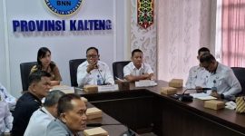PIMPIN : Plt. Kepala BNN Provinsi Kalteng Ruslan Abdul Rasyid saat pimpin Rapat Forum Komunikasi P4GN yang dilaksanakan di ruang rapat BNNP Kalteng Senin (28/4).(IST)