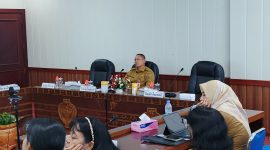 YUAS ELKO - saat menyimak arahan Sekjen Kemendagri Tomsi Tohir dalam rapat koordinasi pengendalian inflasi secara virtual.(IST)
