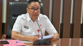 SAMBUTAN : Kepala Bapperida Provinsi  Kalteng Leonard S. Ampung saat menyampaikan sambutannya saat Musrembang RKPD Kabupaten Kobar Rabu (9/4).(IST)
