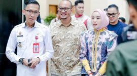 PROGRAMKAN - Ketua Dekranasda Kalteng Thisia bersama Plt. Kadis perdagangan Provinsi, dalam Halalbihalal Pelatihan IKM Berkah.(IST)
