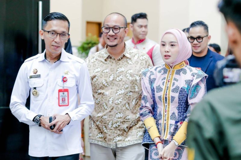 PROGRAMKAN - Ketua Dekranasda Kalteng Thisia bersama Plt. Kadis perdagangan Provinsi, dalam Halalbihalal Pelatihan IKM Berkah.(IST)