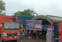 DIRIKAN : Tim Logistik BPBD Provinsi Kalteng saat mendirikan Dapur Umum untuk Korban Terdampak Banjir Minggu (27/4).(IST)