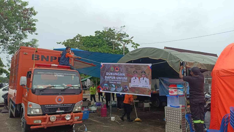 DIRIKAN : Tim Logistik BPBD Provinsi Kalteng saat mendirikan Dapur Umum untuk Korban Terdampak Banjir Minggu (27/4).(IST)