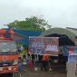 DIRIKAN : Tim Logistik BPBD Provinsi Kalteng saat mendirikan Dapur Umum untuk Korban Terdampak Banjir Minggu (27/4).(IST)