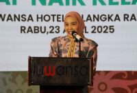MENDUKUNG - Ketua Dekranasda Kalteng Thisia dukung IKM/UKM melalui berbagai pelatihan.(IST)