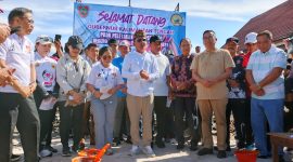 MELETAKKAN - Gubernur Kalteng Agustiar Sabran saat melakukan peletakan batu pertama pembangunan Gereja Maranatha.(IST)