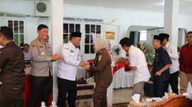 HADIRI : Plh Asisten Pemkesra Setda Prov Kalteng Maskur saat menghadiri Halalbihalal dan Silaturahmi Bersama Keluarga Besar Pengadilan Tinggi Palangka Raya, Rabu (9/4).(IST)