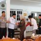 HADIRI : Plh Asisten Pemkesra Setda Prov Kalteng Maskur saat menghadiri Halalbihalal dan Silaturahmi Bersama Keluarga Besar Pengadilan Tinggi Palangka Raya, Rabu (9/4).(IST)