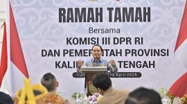 RAMAH TAMAH : Gubernur Provinsi Kalteng H. Agustiar Sabran menggelar acara ramah tamah bersama Komisi III DPR RI di Istana Isen Mulang, Rumah Jabatan Gubernur Kalteng, Kamis (10/4).(IST)