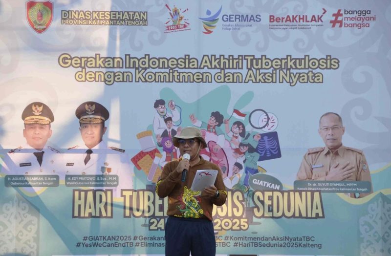 MEMBUKA : Kepala Bidang P2P Riza Syahputra saat membuka kegiata Hari Tuberkulosis Sedunia (HTBS) Tahun 2025, yang berlangsung meriah di halaman Kantor Dinkes Kalteng, Rabu (16/4).(IST)
