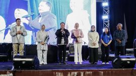 SAMBUTAN : Gubernur Provinsi Kalteng, H.Agustiar Sabran (tengah) di dampingi Ketua TP PKK Kalteng Aisyah Thisia Agustiar Sabran, saat menyampaikan sambutan pada acara Hiburan Rakyat Semarak Hari Kemenangan, di Pangkalan Bun Park Kabupaten Kobar, Rabu (2/4).(IST)