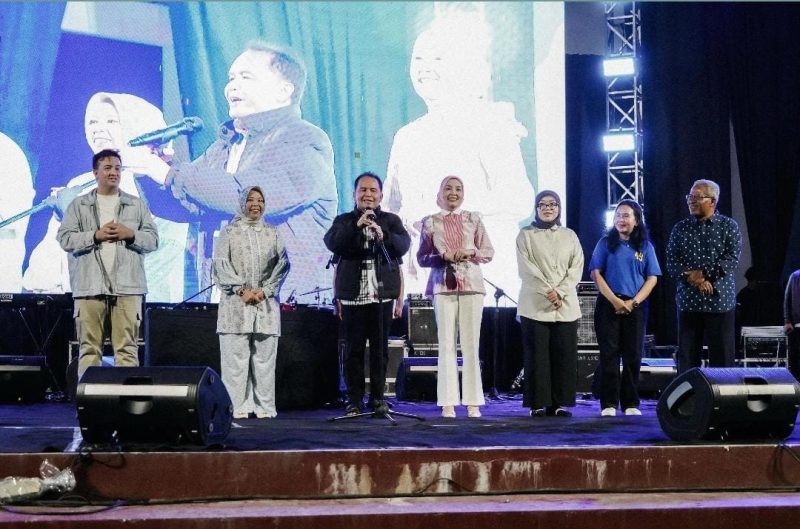SAMBUTAN : Gubernur Provinsi Kalteng, H.Agustiar Sabran (tengah) di dampingi Ketua TP PKK Kalteng Aisyah Thisia Agustiar Sabran, saat menyampaikan sambutan pada acara Hiburan Rakyat Semarak Hari Kemenangan, di Pangkalan Bun Park Kabupaten Kobar, Rabu (2/4).(IST)