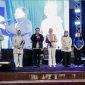 SAMBUTAN : Gubernur Provinsi Kalteng, H.Agustiar Sabran (tengah) di dampingi Ketua TP PKK Kalteng Aisyah Thisia Agustiar Sabran, saat menyampaikan sambutan pada acara Hiburan Rakyat Semarak Hari Kemenangan, di Pangkalan Bun Park Kabupaten Kobar, Rabu (2/4).(IST)