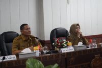 HADIRI : Staf Ahli Gubernur Kalteng Bidang Ekonomi, Keuangan dan Pembangunan Yuas Elko bersama Asisten Ekbang Setda Provinsi Kalteng Sri Widanarni saat menghadiri secara virtual Rapat Koordinasi Pengendalian Inflasi Tahun 2025, Senin (28/4/2025).(IST)