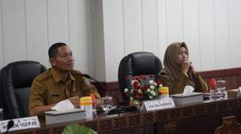HADIRI : Staf Ahli Gubernur Kalteng Bidang Ekonomi, Keuangan dan Pembangunan Yuas Elko bersama Asisten Ekbang Setda Provinsi Kalteng Sri Widanarni saat menghadiri secara virtual Rapat Koordinasi Pengendalian Inflasi Tahun 2025, Senin (28/4/2025).(IST)