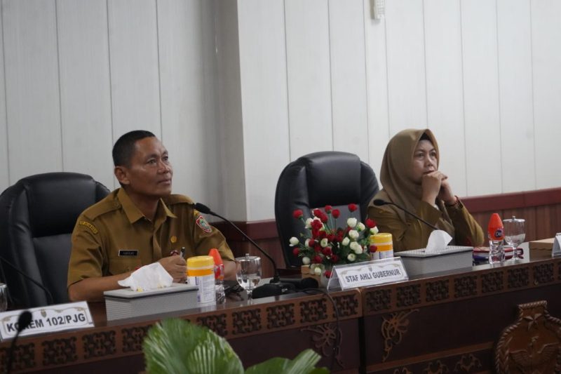 HADIRI : Staf Ahli Gubernur Kalteng Bidang Ekonomi, Keuangan dan Pembangunan Yuas Elko bersama Asisten Ekbang Setda Provinsi Kalteng Sri Widanarni saat menghadiri secara virtual Rapat Koordinasi Pengendalian Inflasi Tahun 2025, Senin (28/4/2025).(IST)