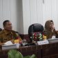 HADIRI : Staf Ahli Gubernur Kalteng Bidang Ekonomi, Keuangan dan Pembangunan Yuas Elko bersama Asisten Ekbang Setda Provinsi Kalteng Sri Widanarni saat menghadiri secara virtual Rapat Koordinasi Pengendalian Inflasi Tahun 2025, Senin (28/4/2025).(IST)