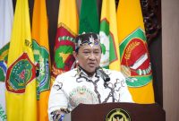 SAMBUTAN : Wakil Gubernur Provinsi Kalteng, Edy Pratowo bacakan sambutan Gubernur saat menghadiri acara serah terima jabatan BPK perwakilan Kalteng, Kamis (10/4).(IST)