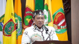SAMBUTAN : Wakil Gubernur Provinsi Kalteng, Edy Pratowo bacakan sambutan Gubernur saat menghadiri acara serah terima jabatan BPK perwakilan Kalteng, Kamis (10/4).(IST)