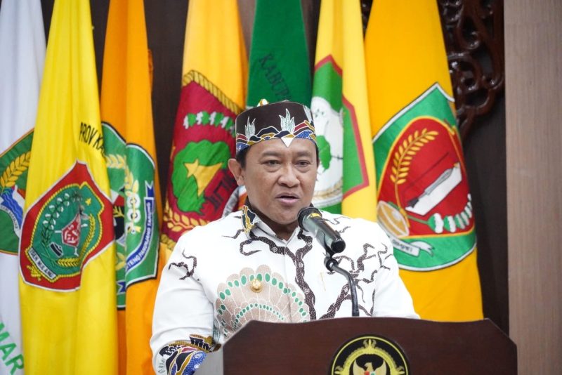 SAMBUTAN : Wakil Gubernur Provinsi Kalteng, Edy Pratowo bacakan sambutan Gubernur saat menghadiri acara serah terima jabatan BPK perwakilan Kalteng, Kamis (10/4).(IST)