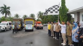 MELEPAS : Gubernur Provinsi Kalteng, H.Agustiar Sabran saat melepas keberangkatan bantuan darurat bencana bagi korban banjir di wilayah Barito, Minggu (27/4).(IST)