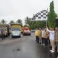 MELEPAS : Gubernur Provinsi Kalteng, H.Agustiar Sabran saat melepas keberangkatan bantuan darurat bencana bagi korban banjir di wilayah Barito, Minggu (27/4).(IST)