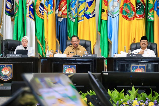 MENGIMBAU - Menteri Dalam Negeri Tito Karnavian saat memimpin Rakornas pengendalian Inflasi secara Virtual.(IST)