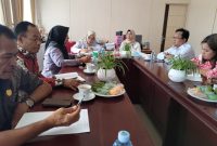 TERIMA KUNJUNGAN : Kepala Dinas Koperasi dan UKM Prov. Kalteng Hj Norhani saat menerima kunjungan kerja dari Wakil Ketua II DPRD Kabupaten Kobar, Sri Lestari beserta rombongan, Rabu (16/4).(IST)