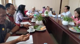 TERIMA KUNJUNGAN : Kepala Dinas Koperasi dan UKM Prov. Kalteng Hj Norhani saat menerima kunjungan kerja dari Wakil Ketua II DPRD Kabupaten Kobar, Sri Lestari beserta rombongan, Rabu (16/4).(IST)