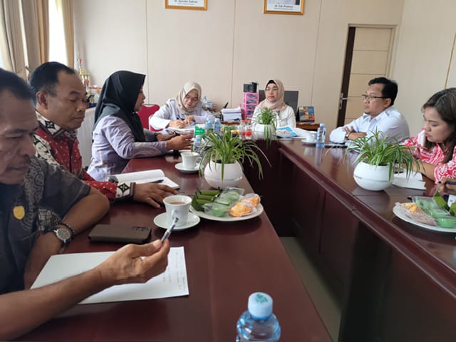 TERIMA KUNJUNGAN : Kepala Dinas Koperasi dan UKM Prov. Kalteng Hj Norhani saat menerima kunjungan kerja dari Wakil Ketua II DPRD Kabupaten Kobar, Sri Lestari beserta rombongan, Rabu (16/4).(IST)