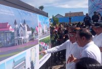 GUBERNUR - Agustiar Sabran saat melihat denah baru gedung gereja Maranatha Palangka Raya.(IST)