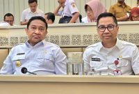 DAMPINGI : Plt. Sekda Leonard S. Ampung saat mendampingi Wakil Gubernur Kalteng H. Edy Pratowo saat Rapat Kerja dan Rapat Dengar Pendapat dengan Komisi II DPR RI yang digelar di Ruang Rapat Komisi II, Gedung Nusantara, Senin (28/4).(IST)