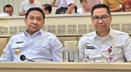 DAMPINGI : Plt. Sekda Leonard S. Ampung saat mendampingi Wakil Gubernur Kalteng H. Edy Pratowo saat Rapat Kerja dan Rapat Dengar Pendapat dengan Komisi II DPR RI yang digelar di Ruang Rapat Komisi II, Gedung Nusantara, Senin (28/4).(IST)