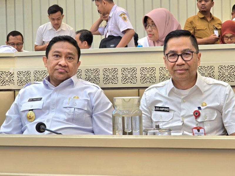 DAMPINGI : Plt. Sekda Leonard S. Ampung saat mendampingi Wakil Gubernur Kalteng H. Edy Pratowo saat Rapat Kerja dan Rapat Dengar Pendapat dengan Komisi II DPR RI yang digelar di Ruang Rapat Komisi II, Gedung Nusantara, Senin (28/4).(IST)