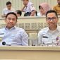 DAMPINGI : Plt. Sekda Leonard S. Ampung saat mendampingi Wakil Gubernur Kalteng H. Edy Pratowo saat Rapat Kerja dan Rapat Dengar Pendapat dengan Komisi II DPR RI yang digelar di Ruang Rapat Komisi II, Gedung Nusantara, Senin (28/4).(IST)