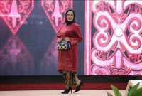 FASHION SHOW - Kepala Dinas TPHP Kalteng turut meriahkan Fashion show hari Kartini di Aula Jayang Tingang.(IST)