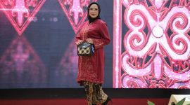 FASHION SHOW - Kepala Dinas TPHP Kalteng turut meriahkan Fashion show hari Kartini di Aula Jayang Tingang.(IST)