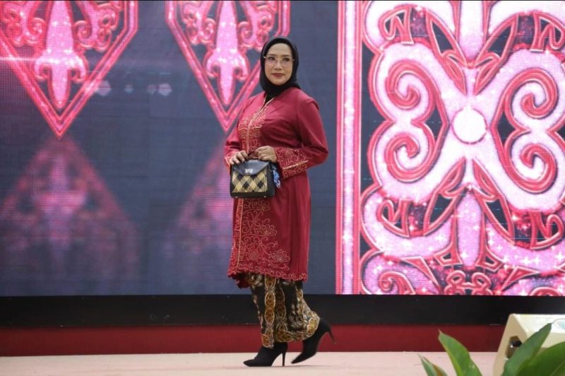 FASHION SHOW - Kepala Dinas TPHP Kalteng turut meriahkan Fashion show hari Kartini di Aula Jayang Tingang.(IST)