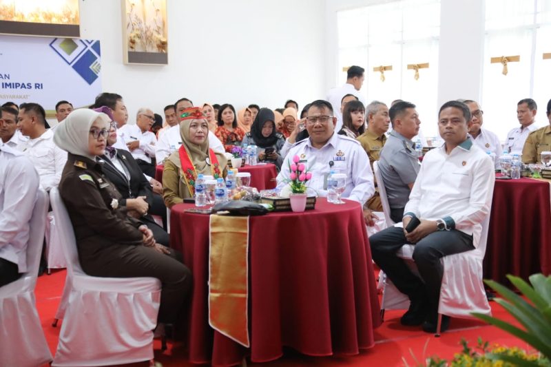 HADIRI : Asisten Ekbang, Sri Widanarni hadiri saat meghadiri Acara Puncak Peringatan Hari Bhakti Pemasyarakatan Ke-61 secara virtual di Aula Lembaga Pemasyarakatan (Lapas) Kelas II Palangka Raya, Senin (28/4).(IST)