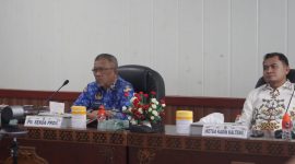 RAPAT KOORDINASI: Plt. Sekda Prov. Kalteng H. M. Katma F. Dirun saat menghadiri secara virtual Rapat Koordinasi Pencegahan Korupsi di Dunia Usaha dengan KAD seluruh Indonesia, Kamis (17/4).(IST)