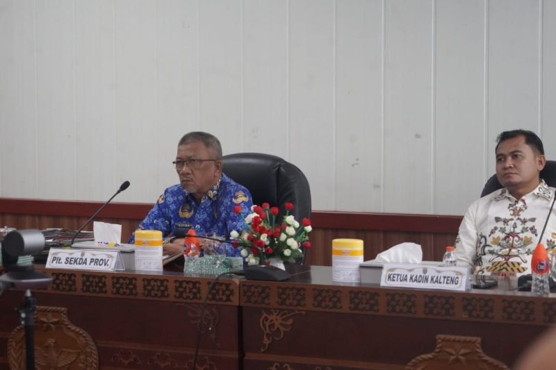 RAPAT KOORDINASI: Plt. Sekda Prov. Kalteng H. M. Katma F. Dirun saat menghadiri secara virtual Rapat Koordinasi Pencegahan Korupsi di Dunia Usaha dengan KAD seluruh Indonesia, Kamis (17/4).(IST)