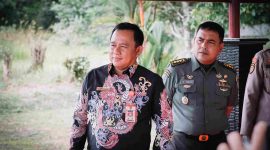 MENYAMBUT : Kepala Dinas Energi dan Sumber Daya Mineral (ESDM) Provinsi Kalteng Vent Christway, saat menyambut kedatangan rombongan Komisi XII DPR RI dalam rangka kunjungan kerja, Kamis (24/4).(IST)