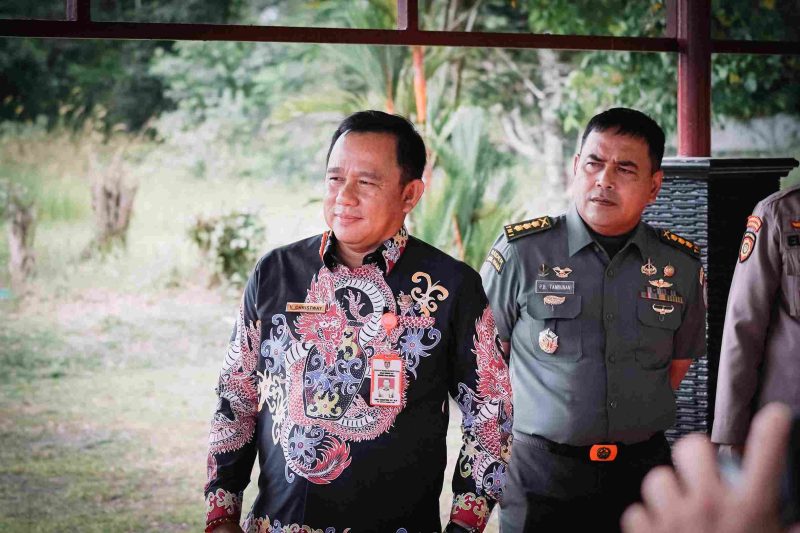 MENYAMBUT : Kepala Dinas Energi dan Sumber Daya Mineral (ESDM) Provinsi Kalteng Vent Christway, saat menyambut kedatangan rombongan Komisi XII DPR RI dalam rangka kunjungan kerja, Kamis (24/4).(IST)